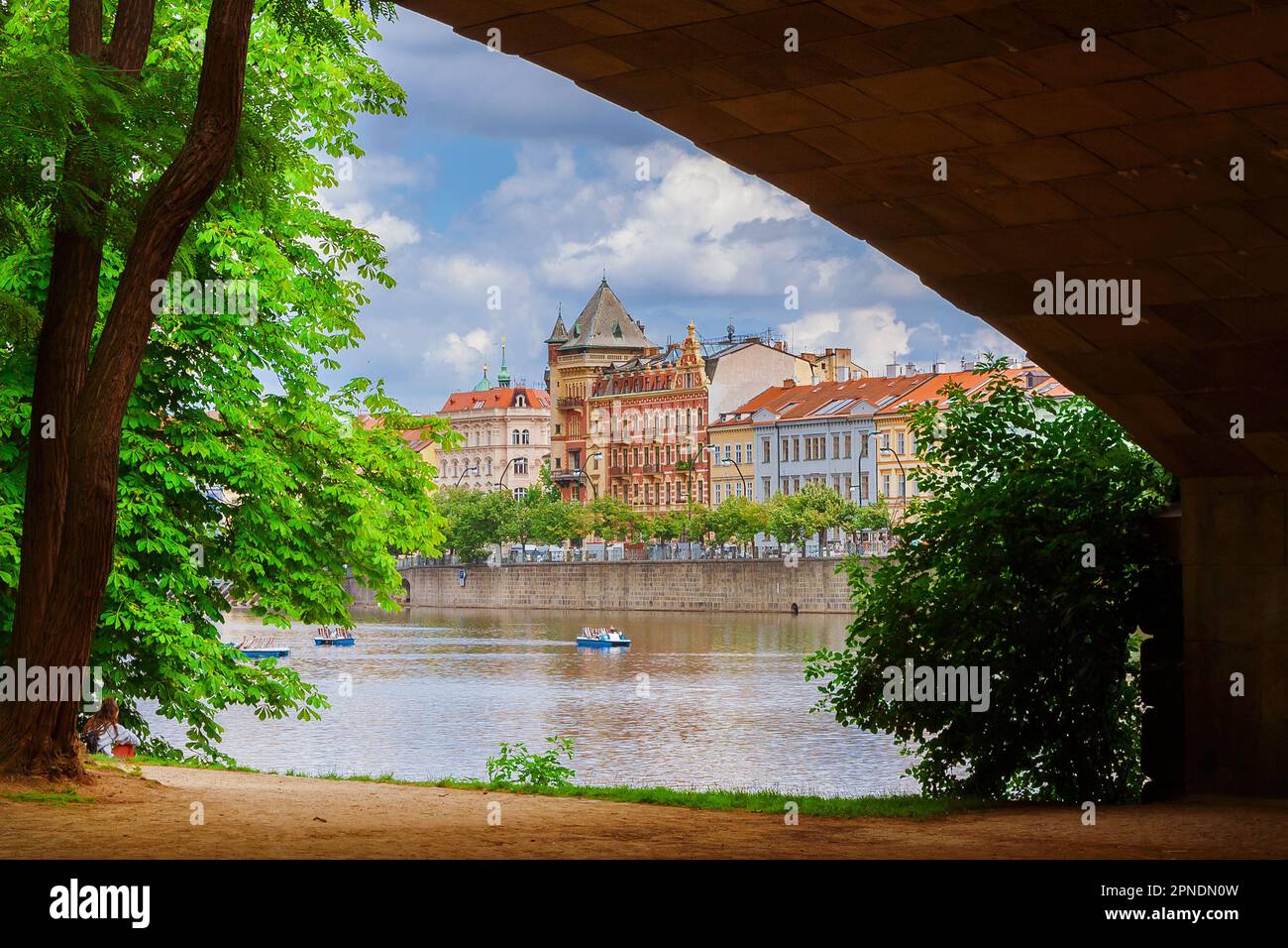 Vista del centro storico di Praga e del lungofiume dall'arco del Ponte Legione sul parco pubblico dell'Isola Strelecky Foto Stock