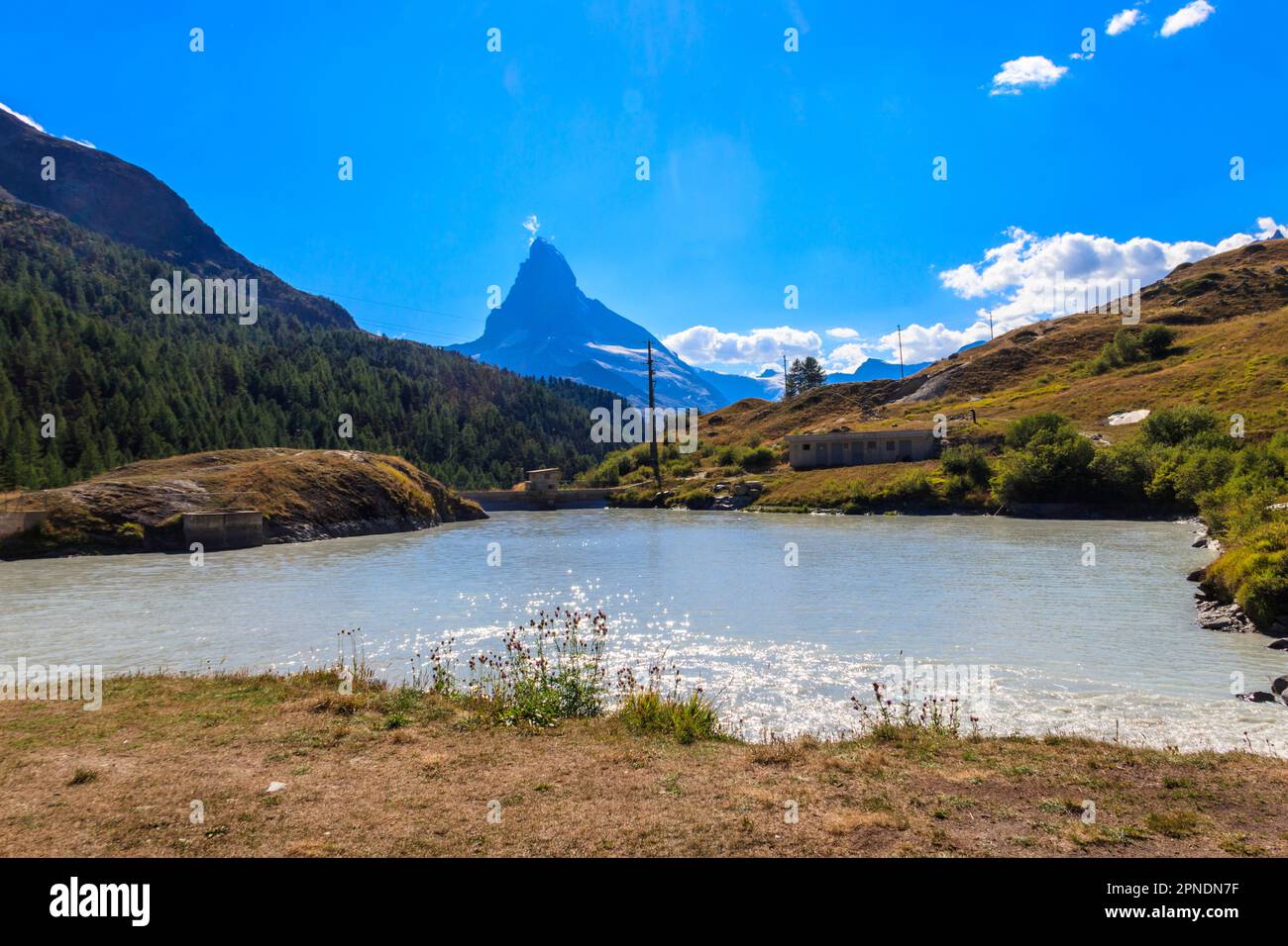 Vista sul lago Moosjisee e sul monte Matterhorn in estate sul sentiero dei cinque Laghi di Zermatt, in Svizzera Foto Stock