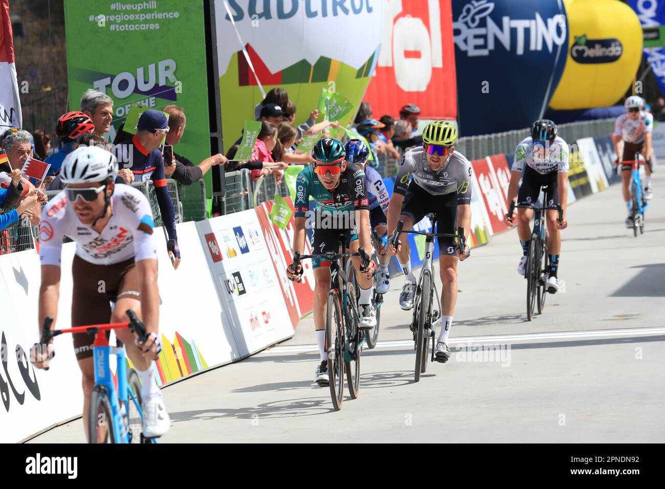 Renon, Italia. 18th Apr, 2023. UCI Tour delle Alpi Road Cycling Race, seconda tappa da Reith im Alpbachtal a Renon; Lennard Kamna (GER) davanti a Mark Donovan (GBR) Credit: Action Plus Sports/Alamy Live News Foto Stock