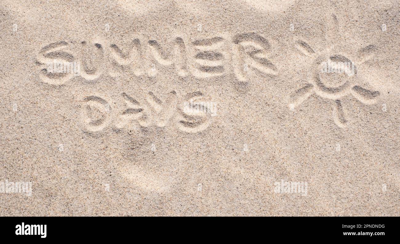 Sfondo di sabbia. Testo giorni estivi scritto su sabbia. Foto Stock
