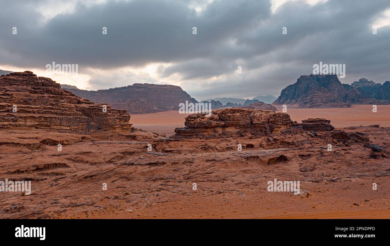 Scenario roccioso nel deserto di Wadi Rum durante la mattina sovrastata Foto Stock