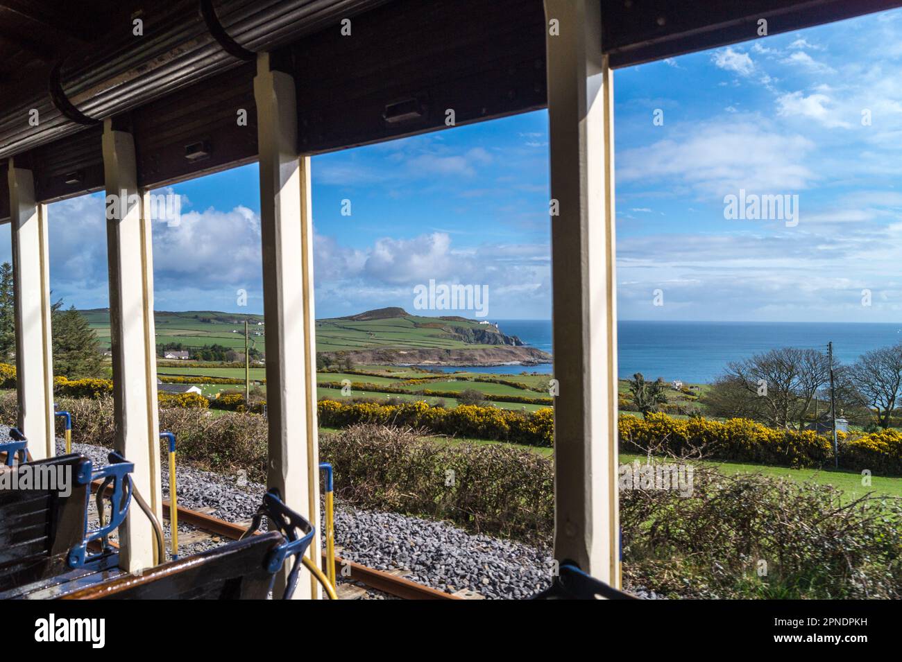 Vista della costa dalla Manx Electric Railway a carrozza aperta, Douglas, Isola di Man Foto Stock