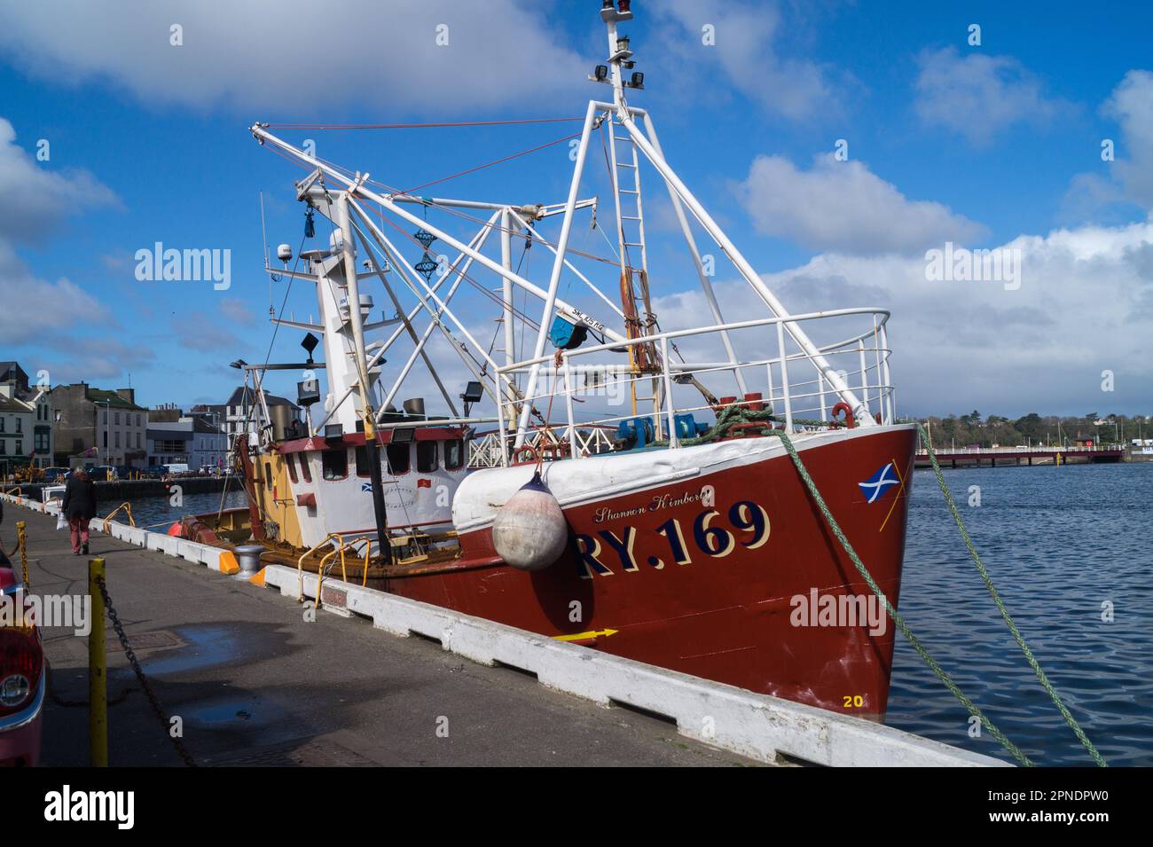 La barca da pesca 'Shannon Kimberley' attraccata in un trafficato porticciolo con edifici sul lungomare sotto un cielo azzurro, Ramsey, Isola di Man Foto Stock