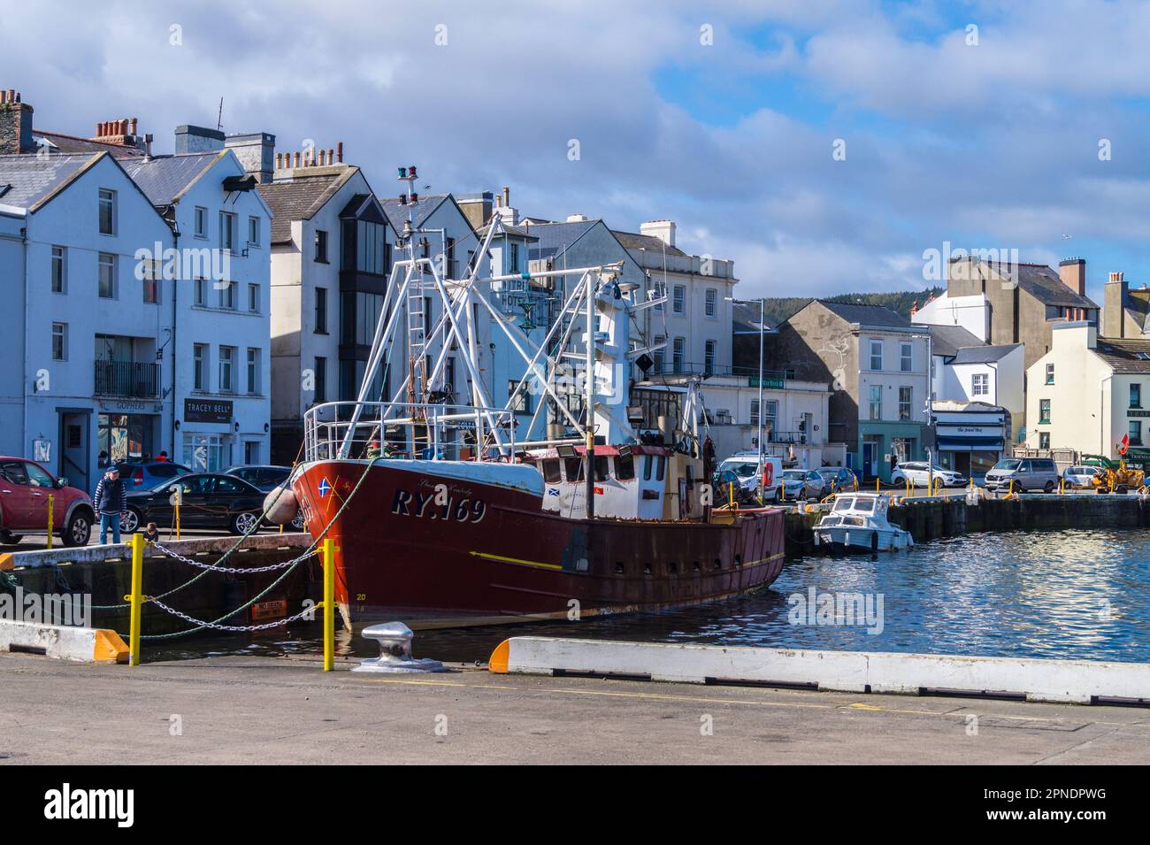 La barca da pesca 'Shannon Kimberley' attraccata in un trafficato porticciolo con edifici sul lungomare sotto un cielo azzurro, Ramsey, Isola di Man Foto Stock