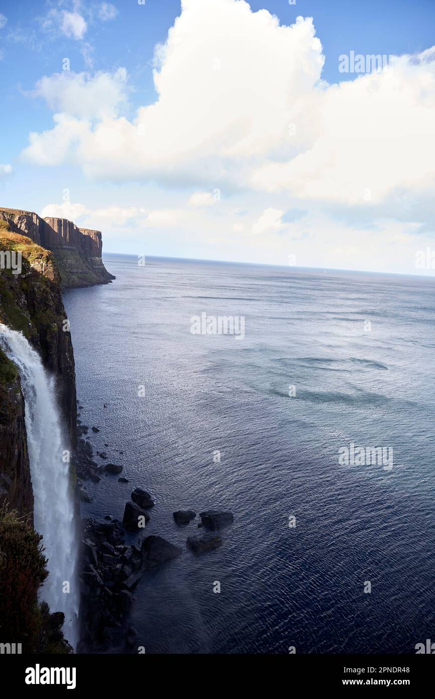 Cielo parzialmente nuvoloso le cascate di Mealt e la costa di Kilt Rock l'isola della penisola di trotternish di skye Highlands scozia regno unito Foto Stock