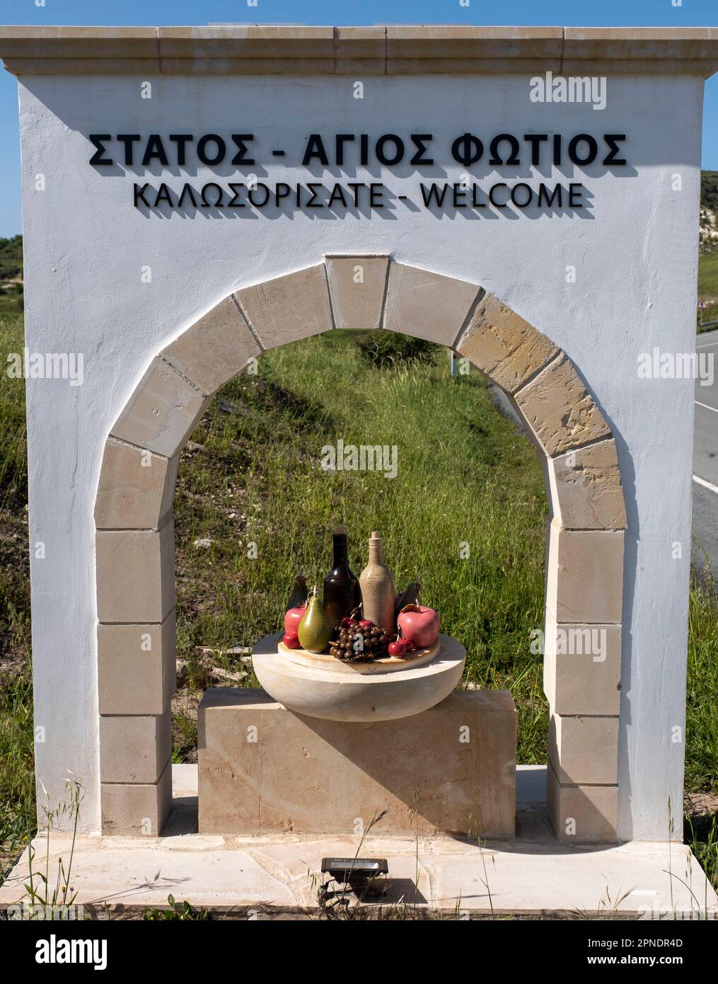 Cartello di benvenuto e mostra la vita ferma villaggio prodotti situato sul lato della strada a Statos-Agios Fotios villaggio, regione di Paphos, Cipro Foto Stock