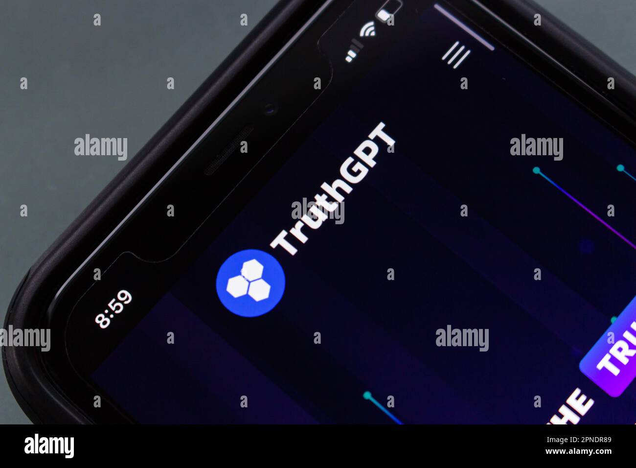 Il nuovo modello di linguaggio ai di Elon Musk sito web TruthGPT visto in uno schermo di iPhone. TruthGPT è un'alternativa ChatGPT che agisce come un massimo di intelligenza artificiale alla ricerca della verità. Foto Stock