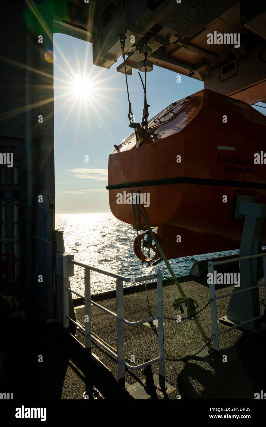 Scialuppa di salvataggio autolivellante a bordo di una nave in mare. Foto Stock