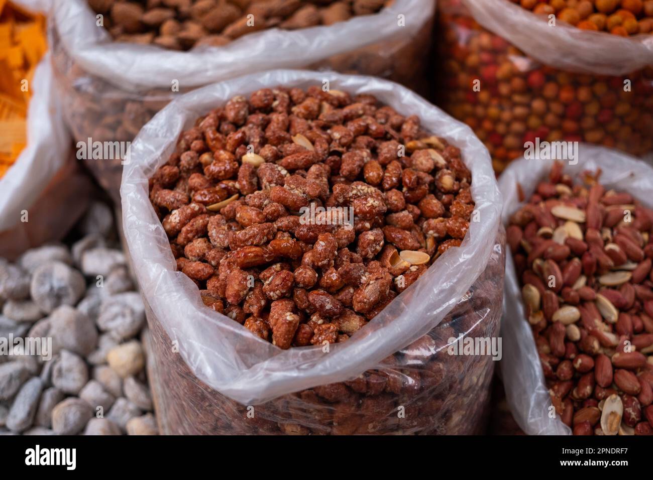 Borsa di arachidi, arachidi in vendita sul mercato degli snack, Foto Stock