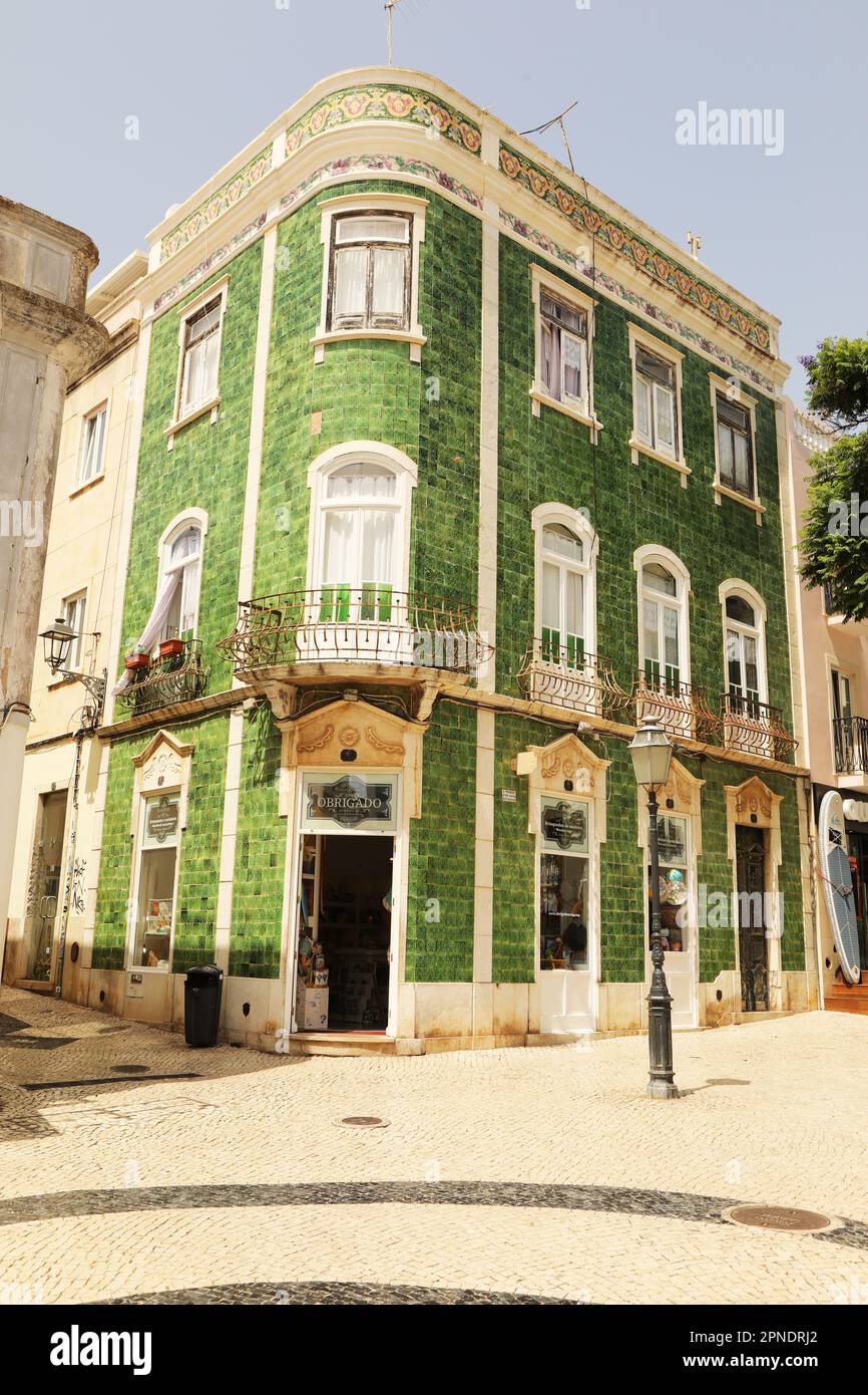 Tradizionale edificio piastrellato verde, Città Vecchia, Lagos, Algarve, Portogallo Foto Stock