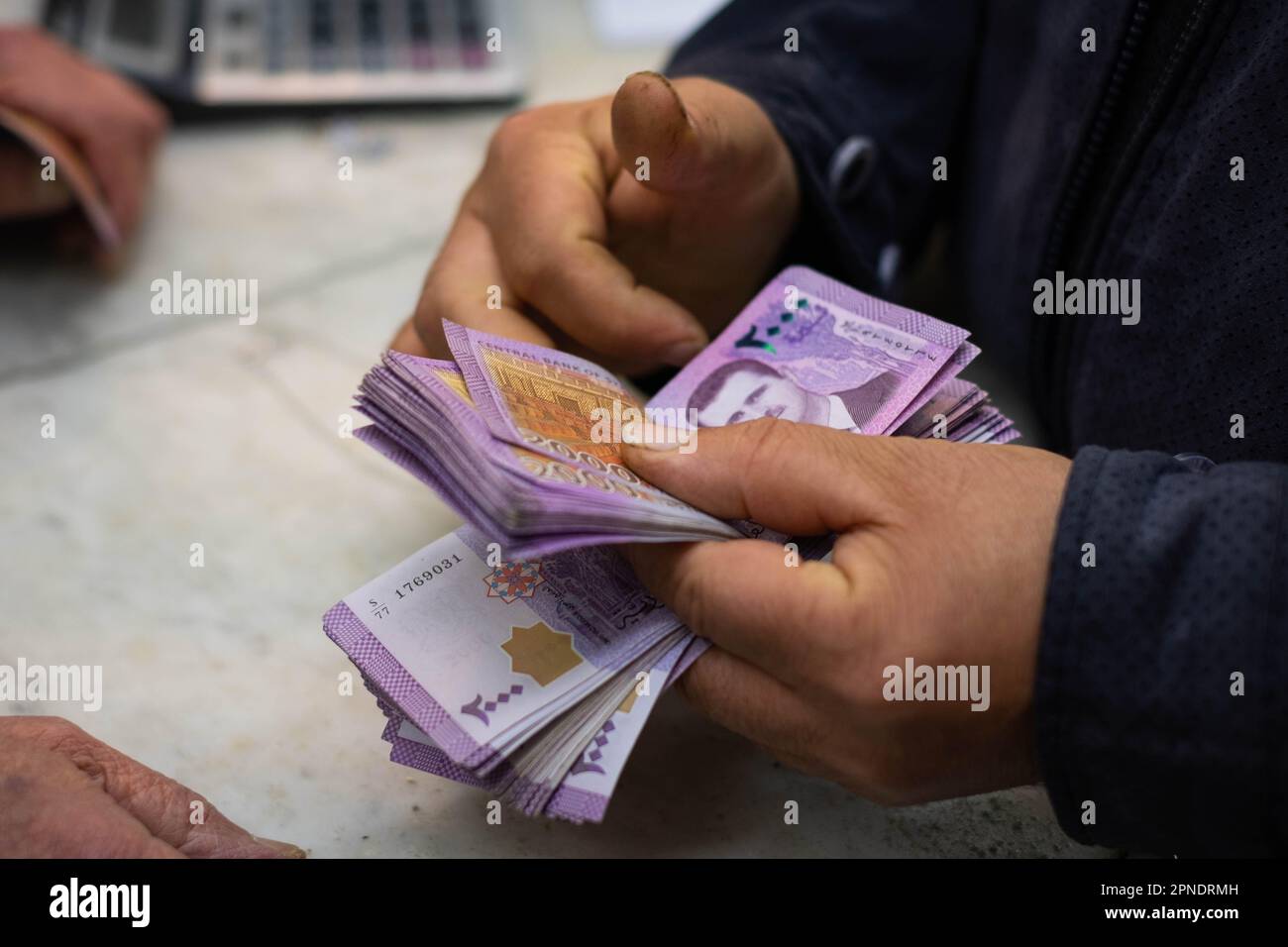 Damasco, Siria - maggio 2022: Lira siriana o sterlina siriana, closeup di una persona che contava denaro in Siria Foto Stock