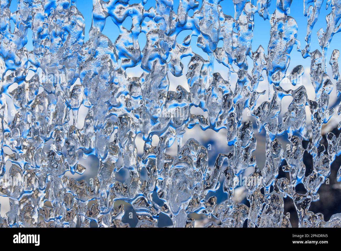 Gocce d'acqua ghiacciata sulla finestra invernale. Sfondo astratto Foto Stock