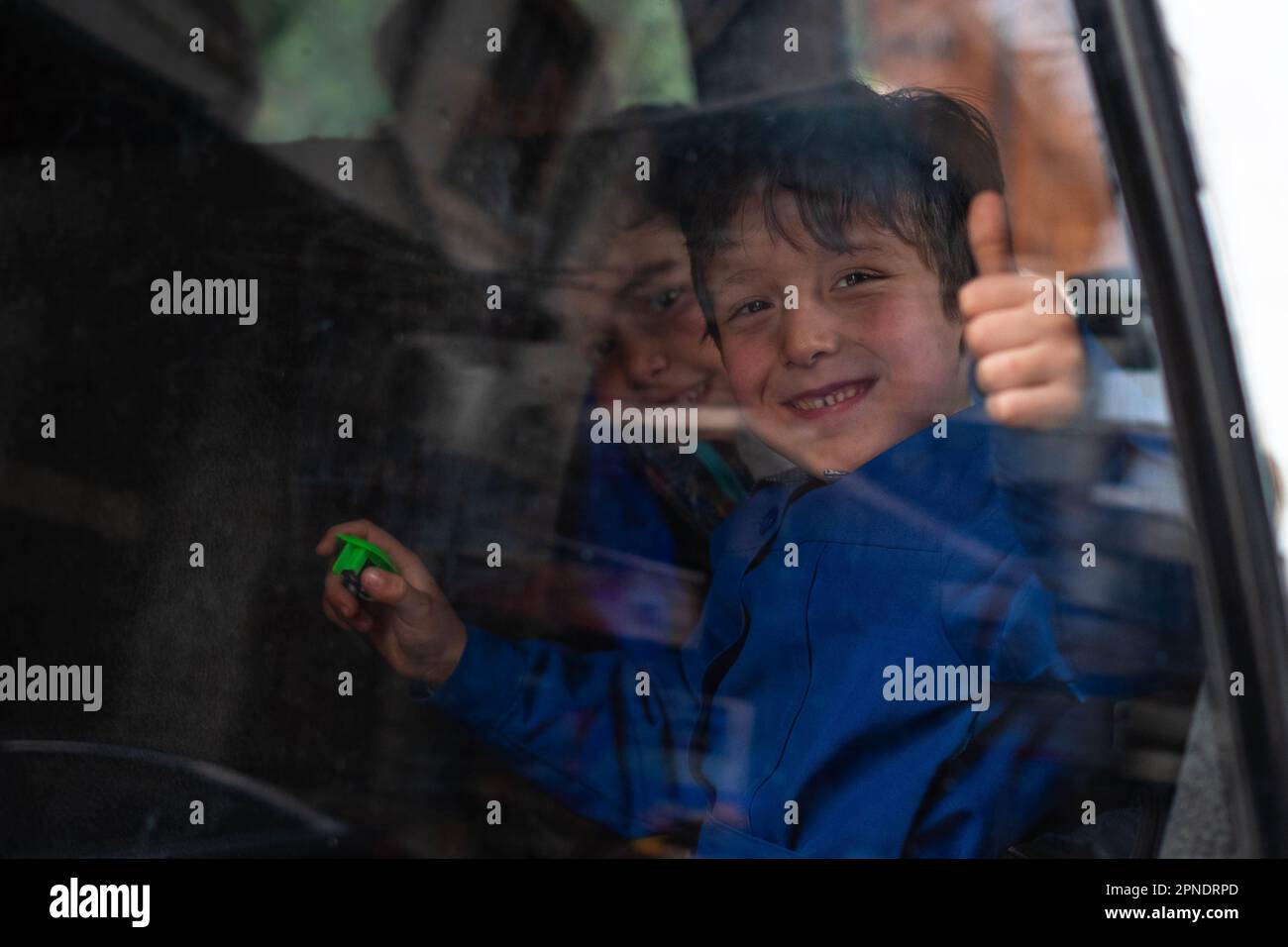 Damasco, Siria - Aprile, 2023: Ritratto di bambini sorridenti che mostrano pollici a Damasco, Siria. Foto Stock