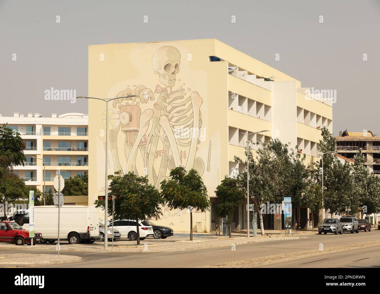 Murales scheletro sul lato di un condominio, Città Vecchia, Lagos, Algarve, Portogallo Foto Stock