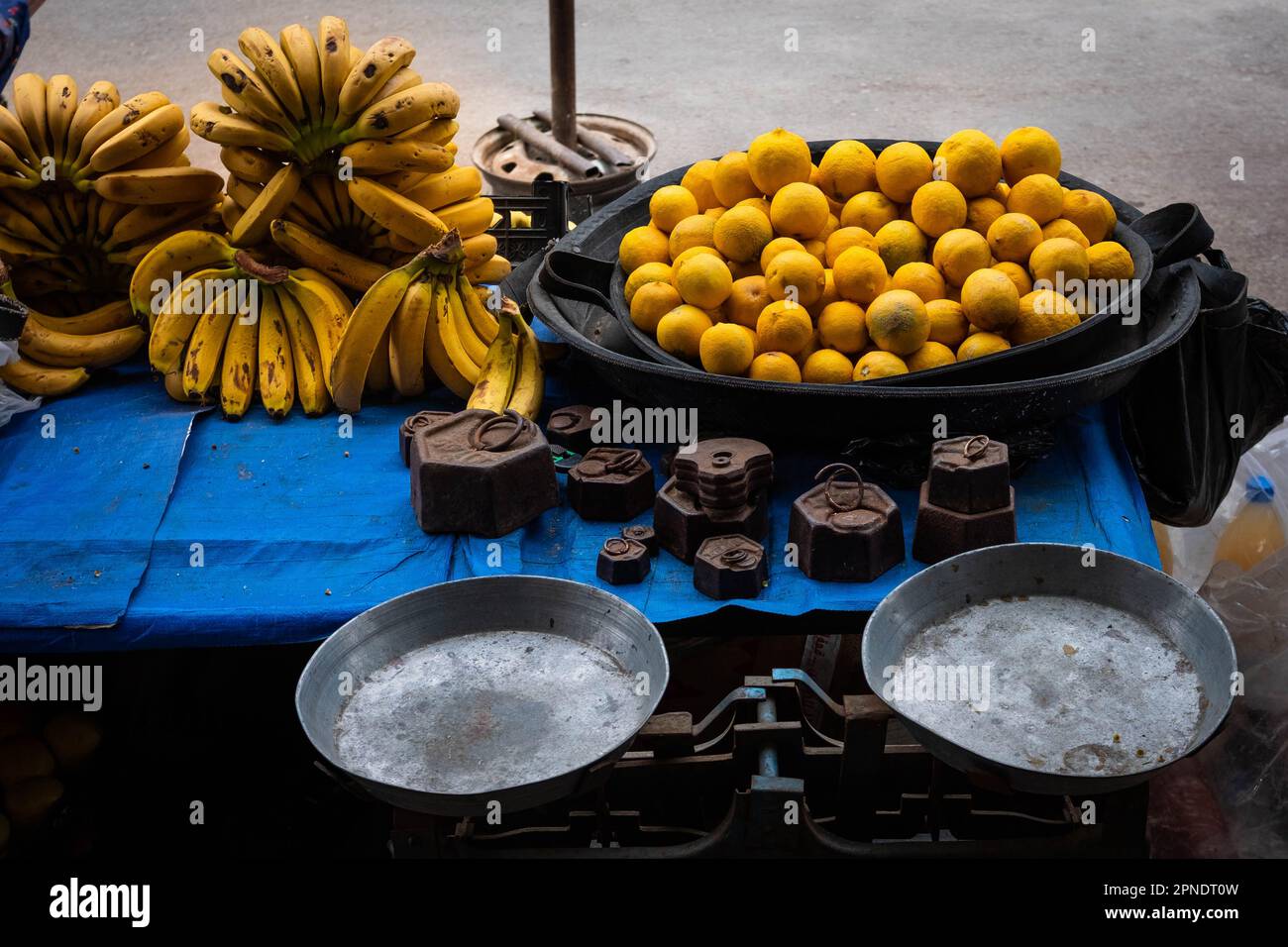 vecchia scala sul mercato alimentare bancarella che vende frutta Foto Stock