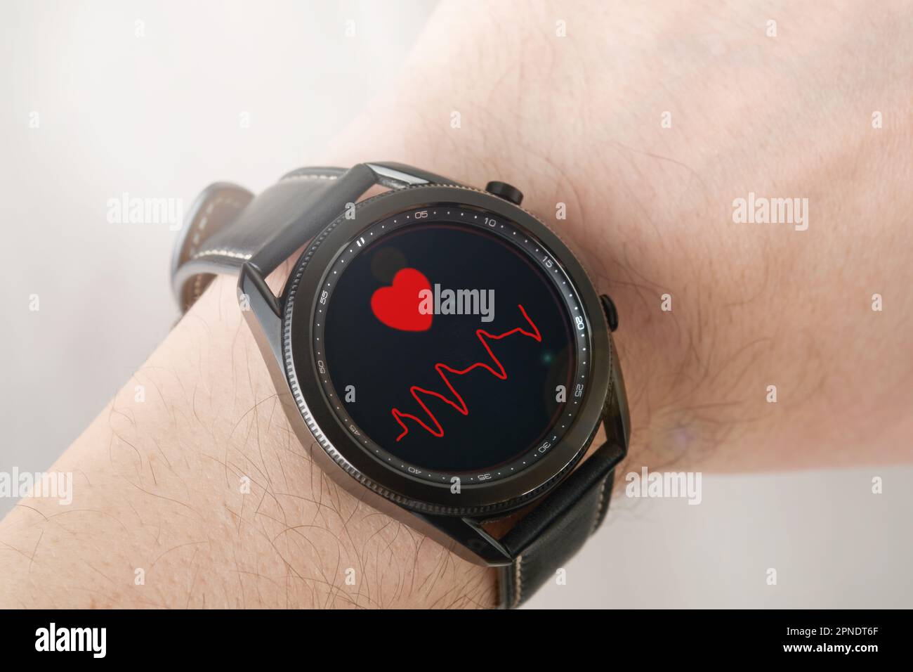 MOGILEV, BIELORUSSIA - 05 APRILE 2023: Mano maschile con la galassia Samsung Watch3. Schermo che mostra la frequenza cardiaca sul polso. Giornata mondiale della salute. Primo piano. Foto Stock