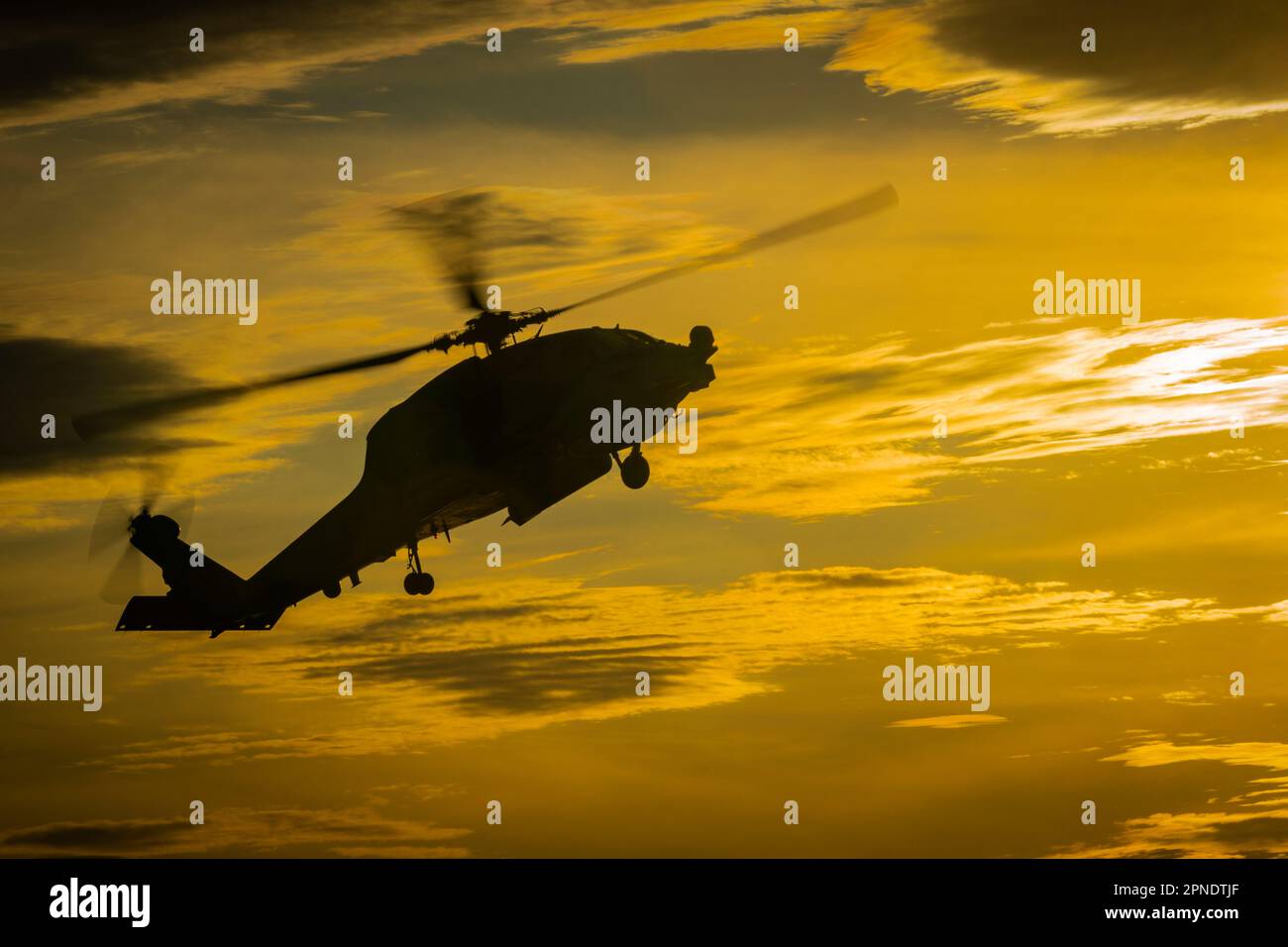 Royal Danish Navy MH-60R elicottero Seahawk che vola dalla nave di pattuglia HDMS Triton durante l'operazione Nanook 2022. Foto Stock