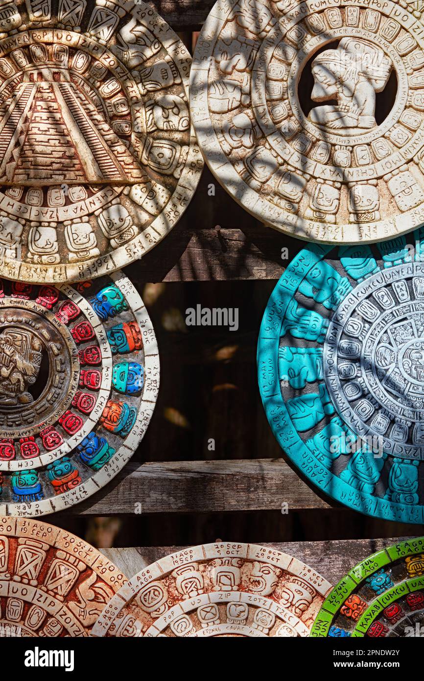 Calendari Maya in vendita all'interno del sito archeologico Yucatec-Maya di Ek Balam, Temozón, Yucatan, Messico. Foto Stock