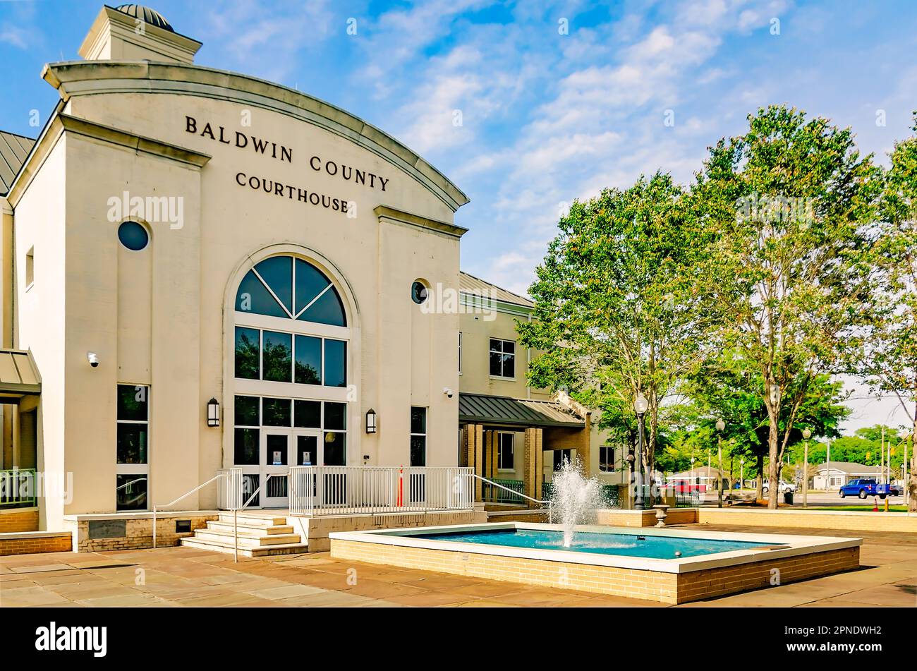 Il tribunale della contea di Baldwin è nella foto, il 16 aprile 2023, a Bay Minette, Alabama. Il tribunale del 1901 è stato costruito in stile architettonico federalista. Foto Stock