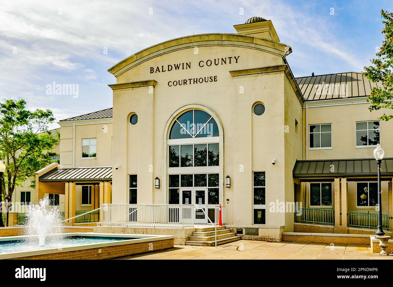 Il tribunale della contea di Baldwin è nella foto, il 16 aprile 2023, a Bay Minette, Alabama. Il tribunale del 1901 è stato costruito in stile architettonico federalista. Foto Stock