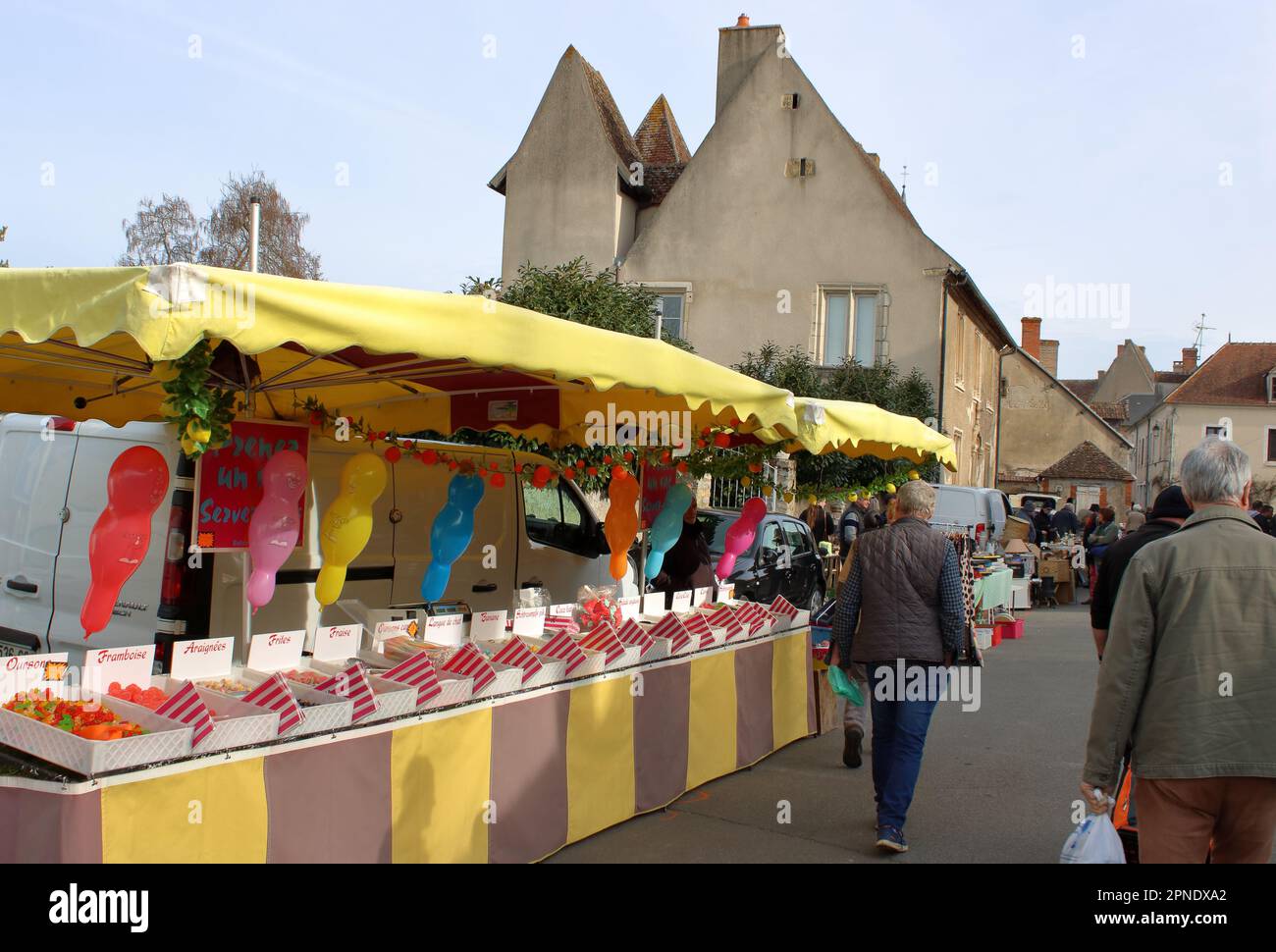 Una vista una chiosco dolce in un tipico mercato francese brocante qui situato nella città rurale francese di Charenton du Cher nel centro della Francia. Foto Stock