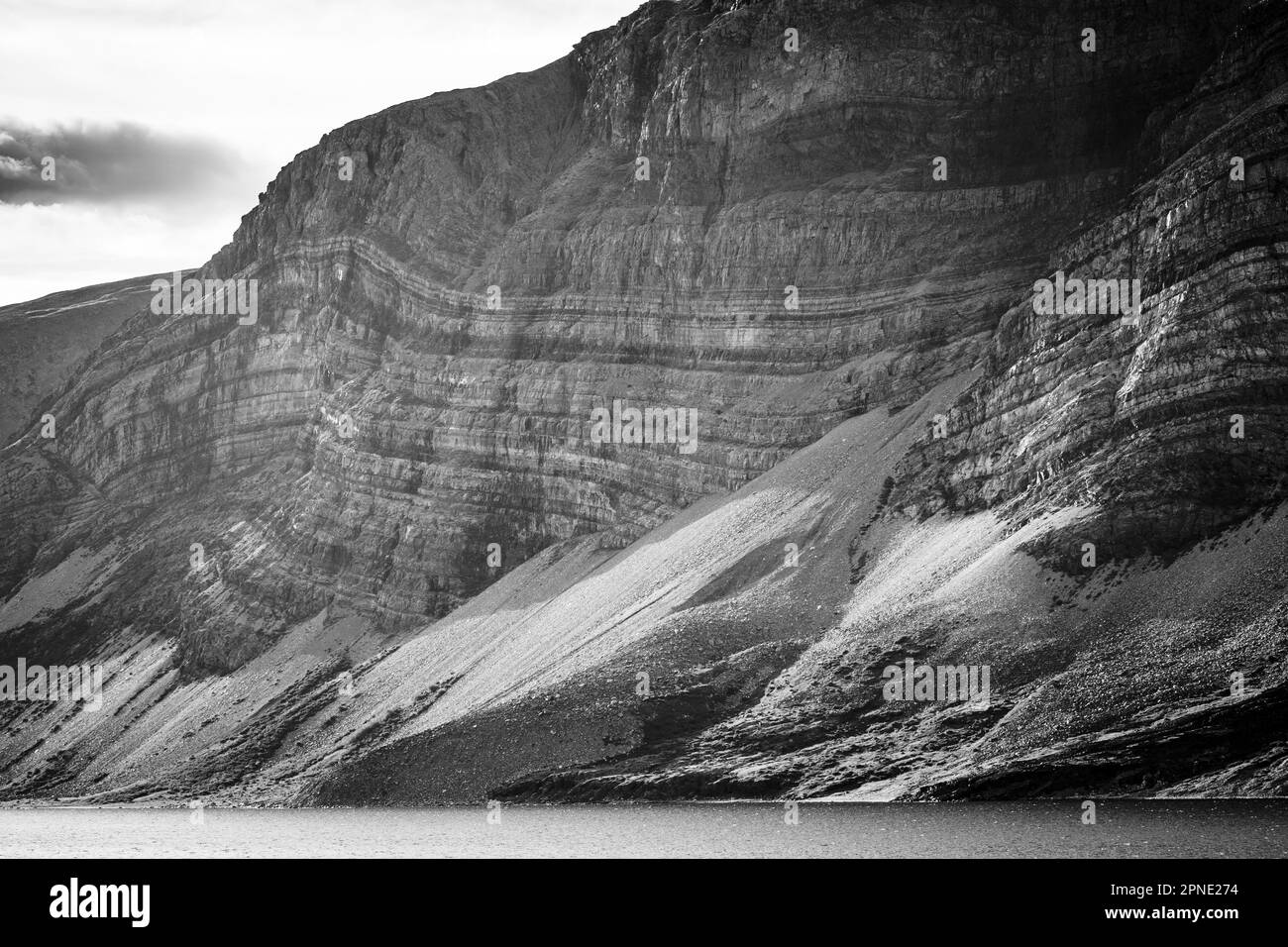 Strati di sedimenti visibili sul lato delle montagne lungo la riva del Fjord di Saglek nel nord di Labrador, Canada. Foto Stock