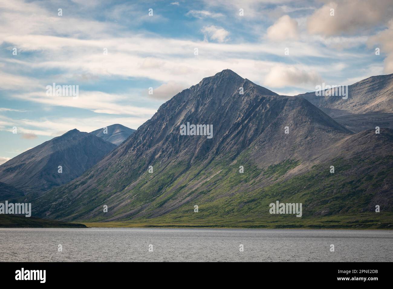 Le montagne fiancheggiano la riva del fiordo di Saglek nel nord di Labrador, Canada. Foto Stock