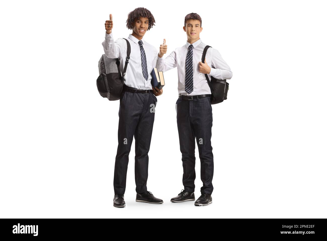 Lo studente caucasico maschio e uno studente afro-americano gesturando pollici isolati su sfondo bianco Foto Stock