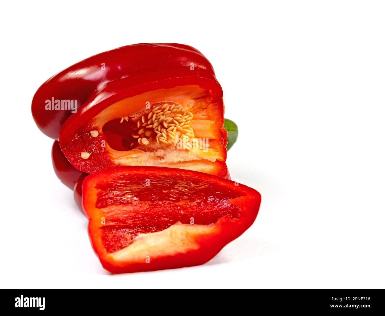 Peperone rosso a fette su fondo bianco Foto Stock