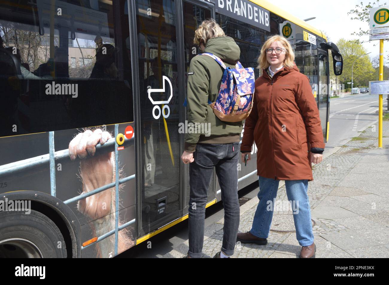 Berlino, Germania - 17 aprile 2023 - l'autista dell'autobus ha chiuso la porta alla fermata dell'autobus del Giardino Botanico. (Foto di Markku Rainer Peltonen) Foto Stock