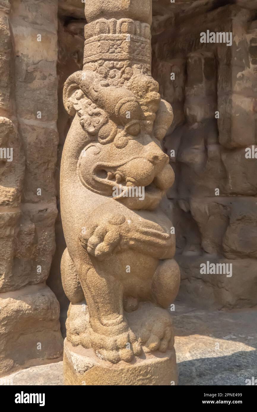 Antica scultura di leone mitologico al tempio di Kailasanatha, Kanchipuram (Kancheepuram Kanjivaram), Tamil-Nadu, India. Foto Stock