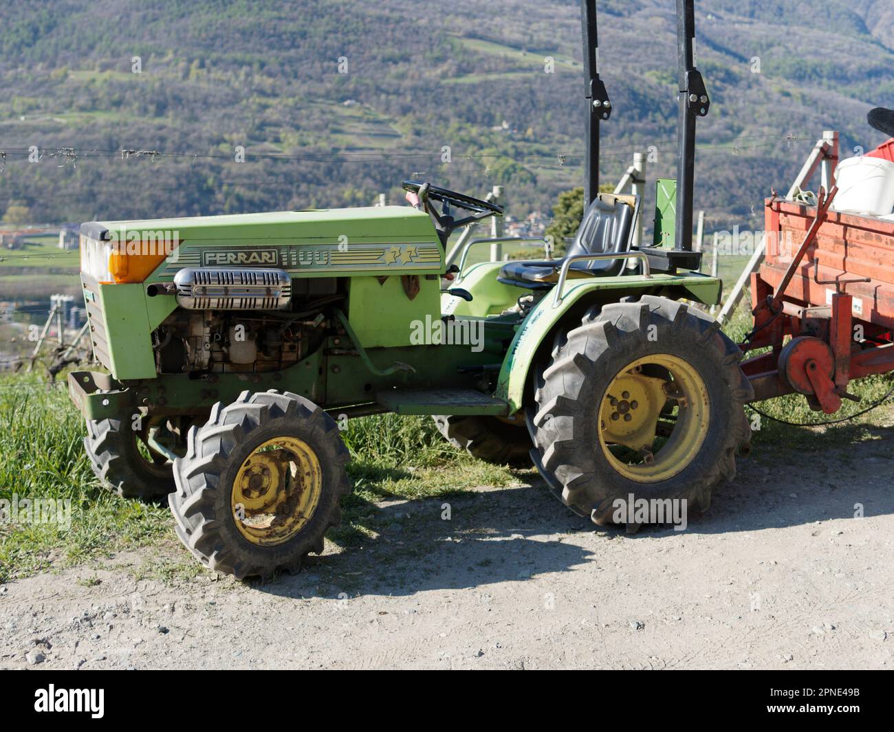 Trattore Ferrari verde con barra antiribaltamento nera, Valle d'Aosta Italia Foto Stock