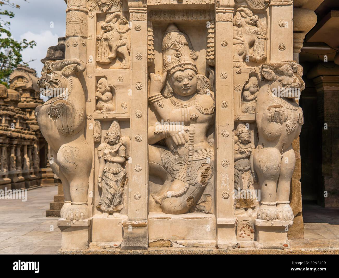 Antica scultura di balakar dwara con leoni mitologici al tempio di Kailasanatha, Kanchipuram (Kancheepuram Kanjivaram), Tamil-Nadu, India. Foto Stock