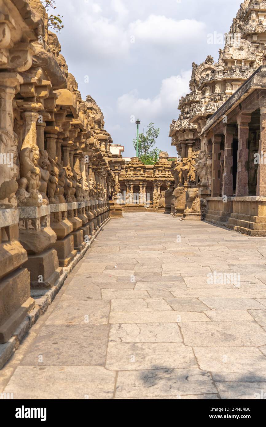 Corridoio del tempio con le sue splendide sculture antiche di leone mitologico al tempio di Kailasanatha, Kanchipuram (Kancheepuram Kanjivaram), Tamil-Nadu, Indi Foto Stock