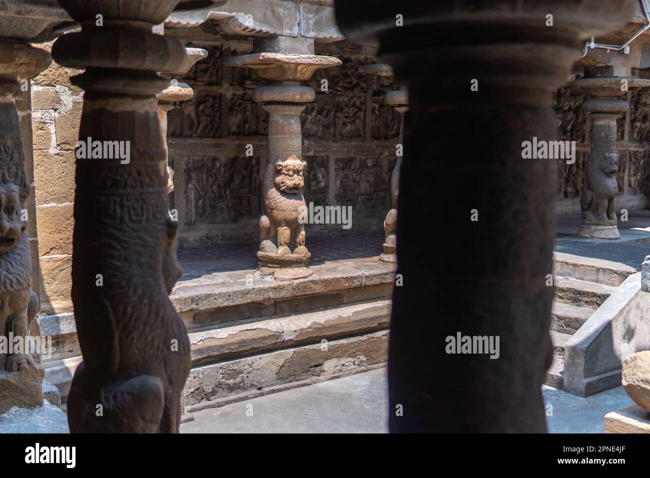 Una statua mitologica del leone nel tempio di Vaikunta Perumal, una delle 108 desam di divya a Kanchipuram, Tamil Nadu, India Foto Stock