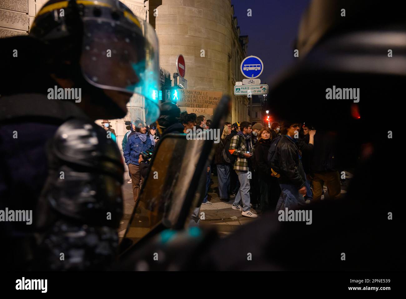 Julien Mattia / le Pictorium - 18/4/2023 - Francia / Parigi / Parigi - Les policiers nassent des manifestants lors de la manifestation Sauvage dans les rues de Paris contre la reforme des retraites, le 17 Avril 2023. / 18/4/2023 - Francia / Parigi / Parigi - i poliziotti affollano i manifestanti durante la manifestazione Sauvage per le strade di Parigi contro la riforma delle pensioni, 17 aprile 2023. Foto Stock