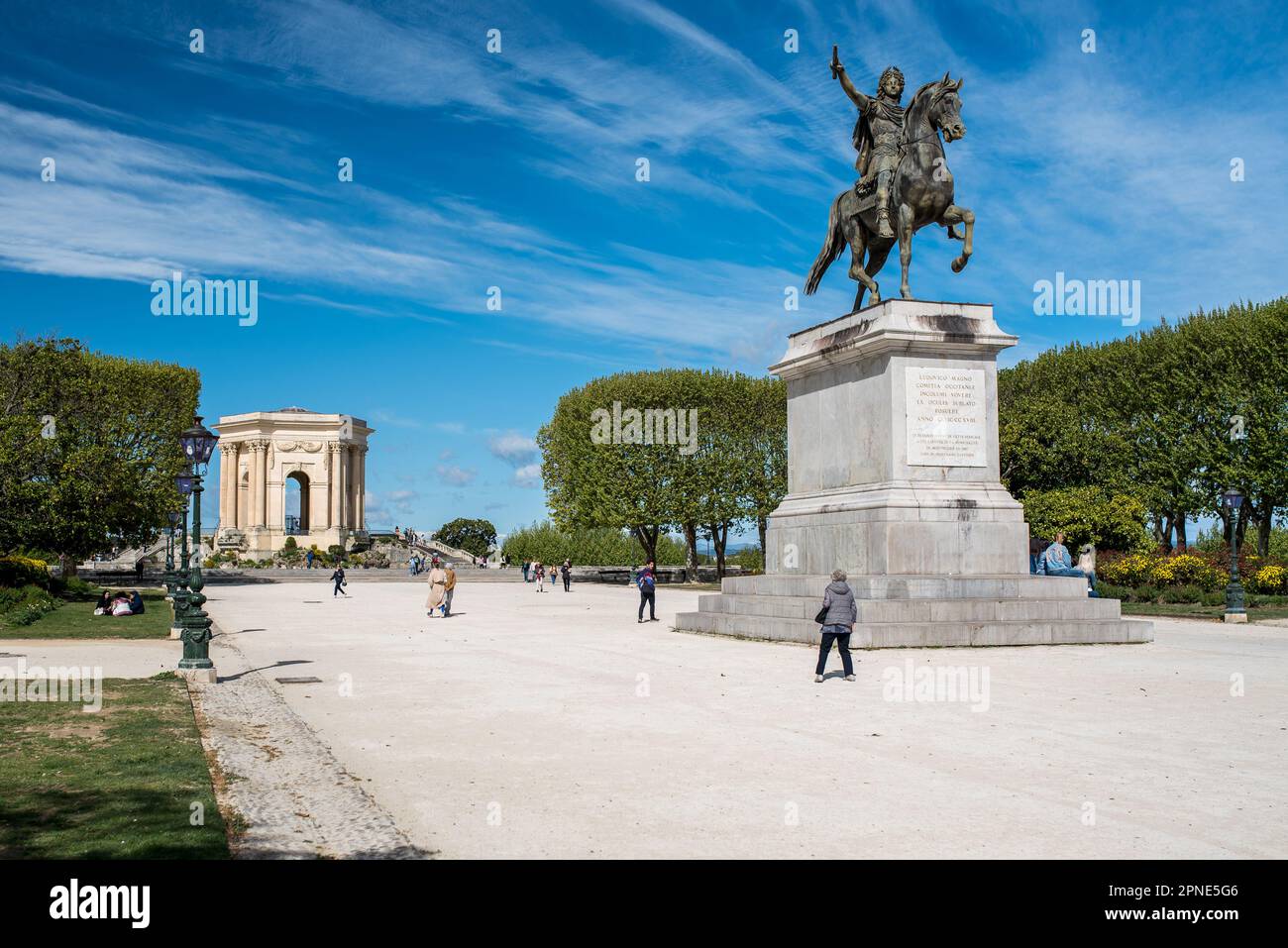 Montpellier, Francia - Aprile 15 2023: La gente gode di una bella giornata a 'Promenade du Peyrou'. Foto Stock
