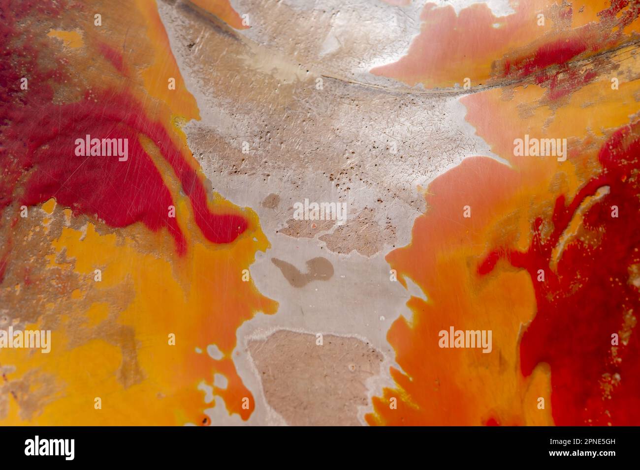 Una diapositiva in un parco pubblico ha prodotto questa immagine astratta con una sfumatura arancione, rossa e bianca. Foto Stock