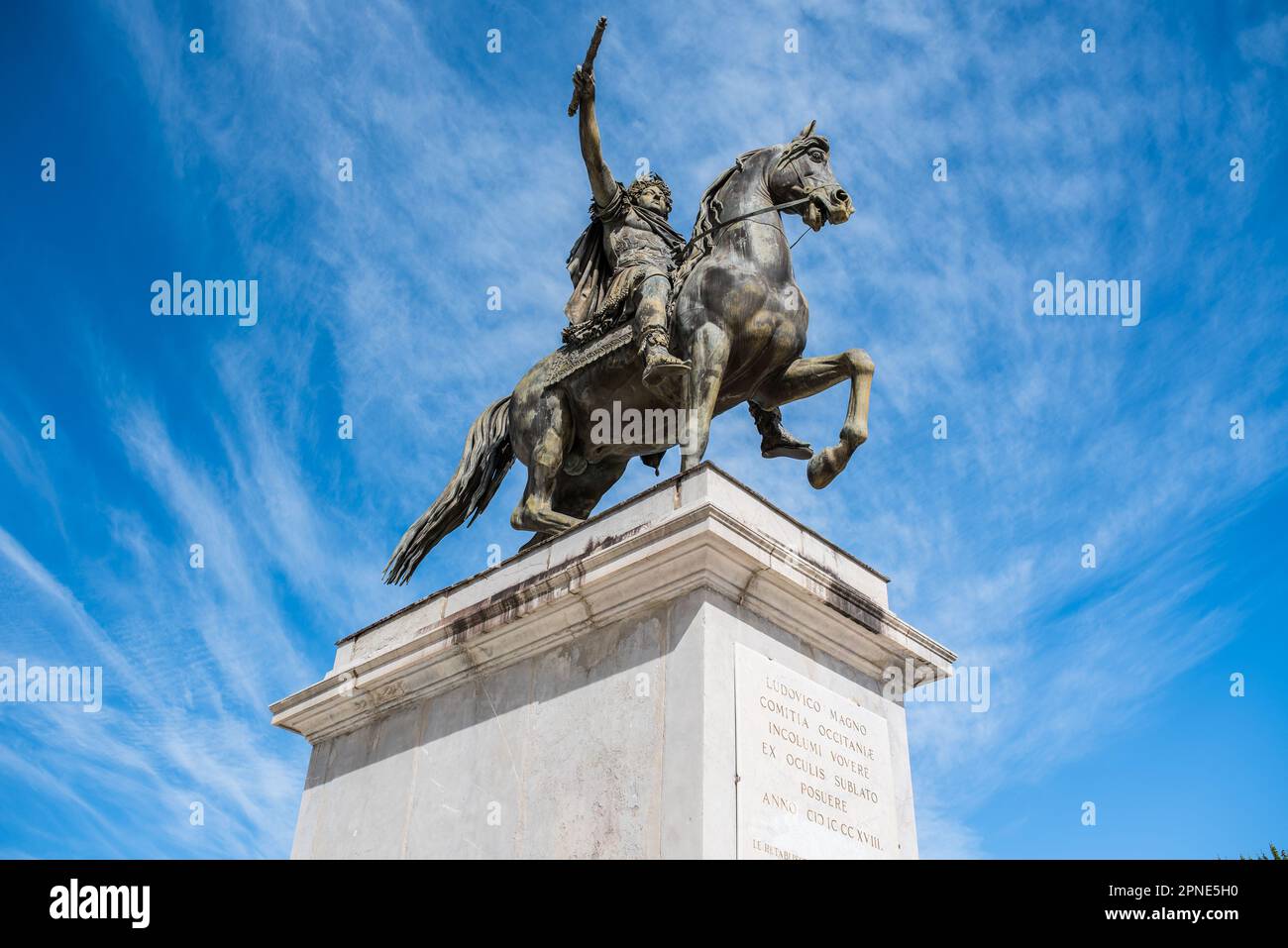 La statua di Luigi XIV a cavallo è una statua situata nel centro della passeggiata Peyrou a Montpellier. Foto Stock