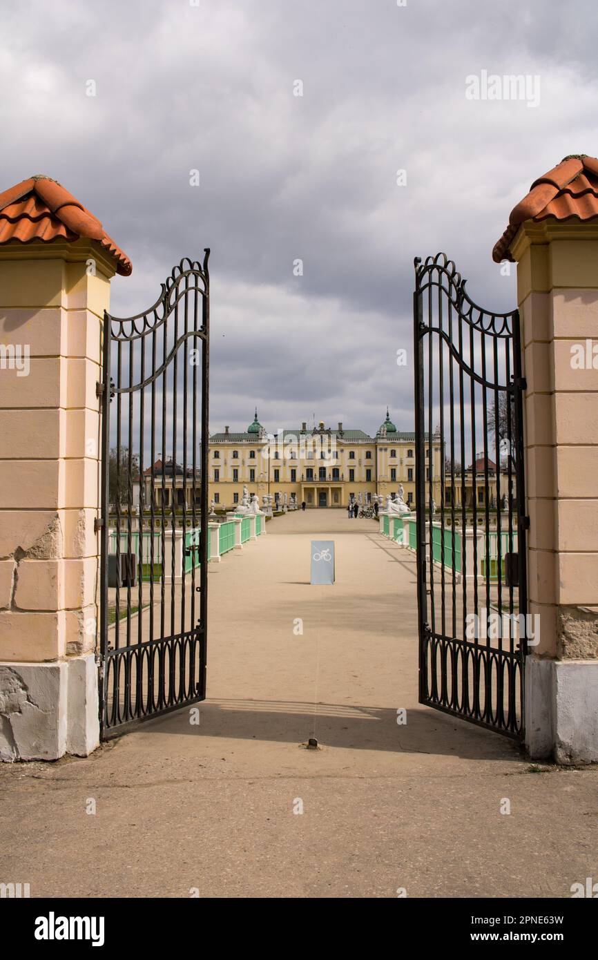 Porta storica e il Branicki Palace 20.04.2023 Bialystok Polonia. Primavera e la vista attraverso il cancello al Palazzo Branicki. Foto Stock