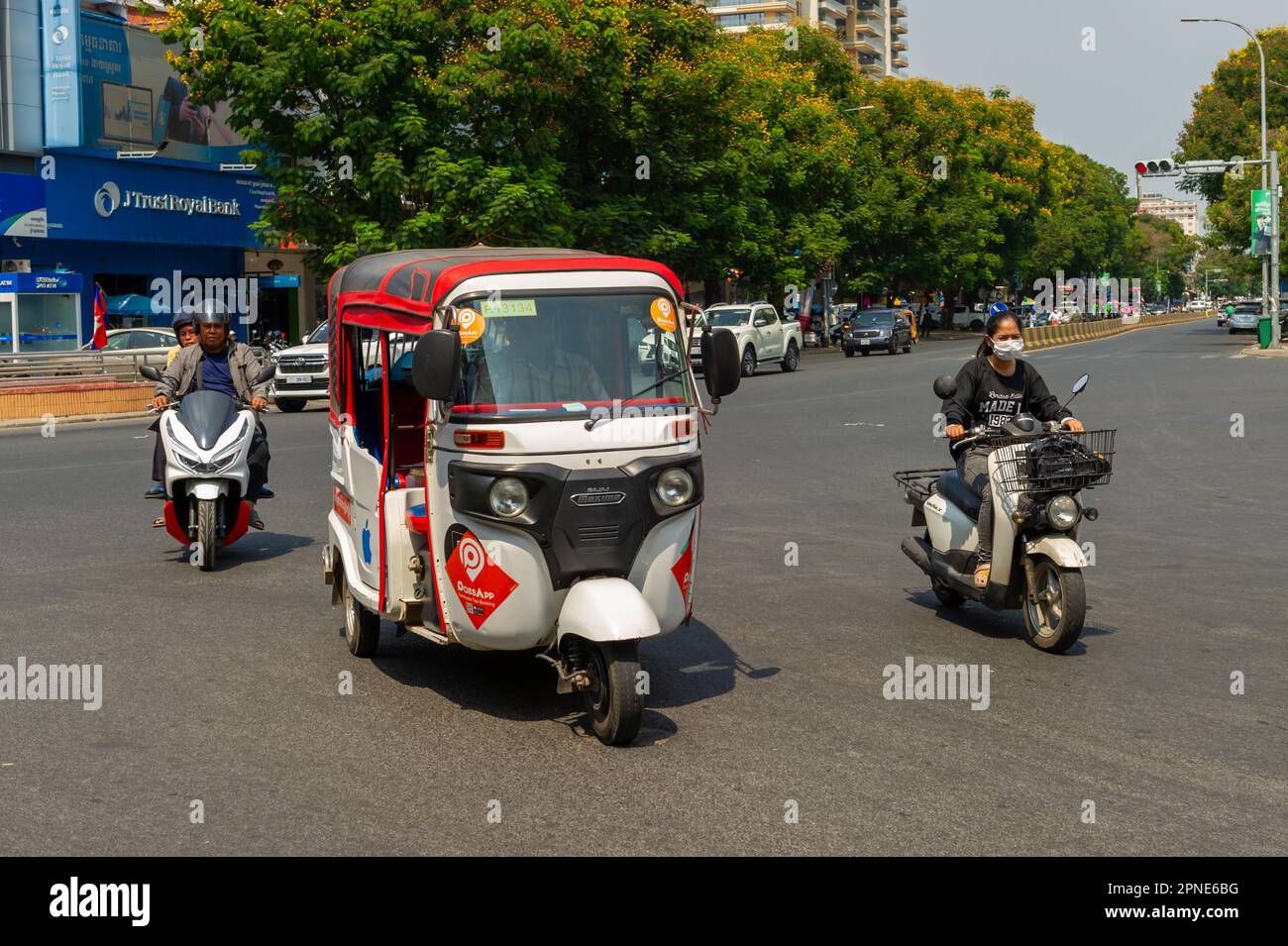 Traffico di passaggio su una strada a Phnom Penh, Cambogia Foto Stock
