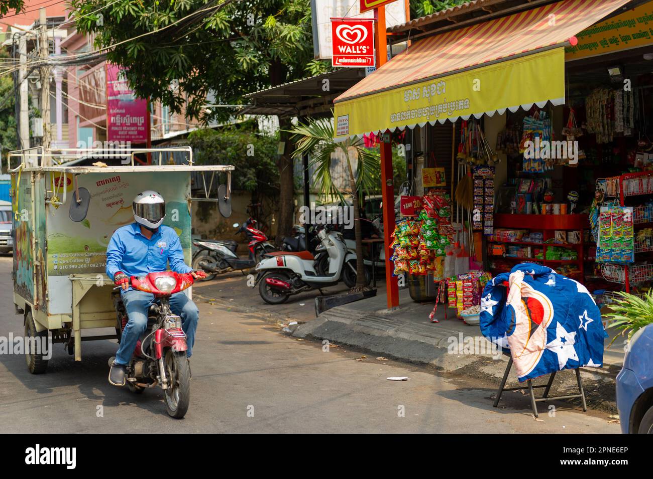 Un mini-market sulla strada laterale a Phnom Penh, Cambogia Foto Stock