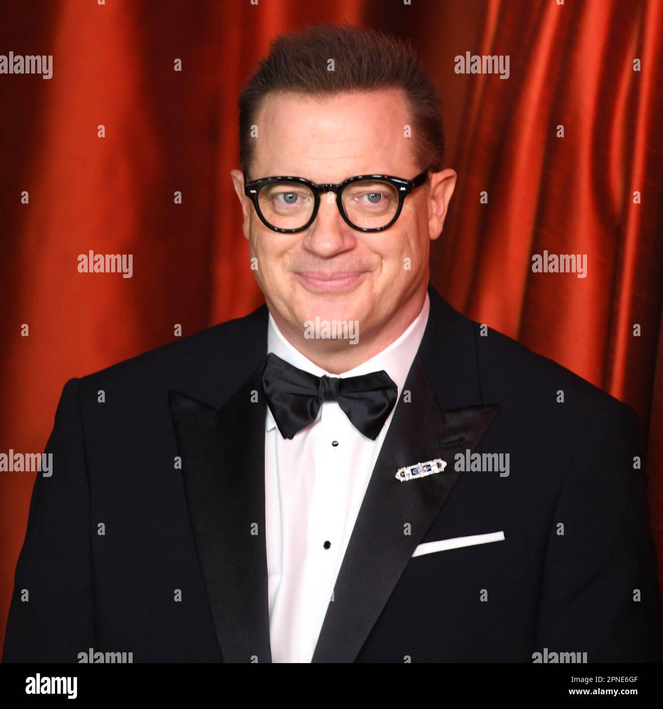 12 marzo 2023, Los Angeles, California, USA: Attore americano-canadese BRENDAN FRASER, 54 anni, sorridente e sembra un dapper in tuxedo nero come è nominato per il miglior attore per la balena agli Oscar, durante gli arrivi di red carpet per i 95th Academy Awards. Brendan James Fraser è un attore americano-canadese conosciuto per i suoi ruoli principali nei campioni d'incassi, nelle commedie e nei film drammatici. Laureatosi al Cornish College of the Arts nel 1990, debuttò in Dogfight. Fraser ebbe la sua svolta nel 1992 con la commedia Encino Man e il dramma Scuola legami. (Credit Image: © Kevin Sullivan/ZUMA Foto Stock