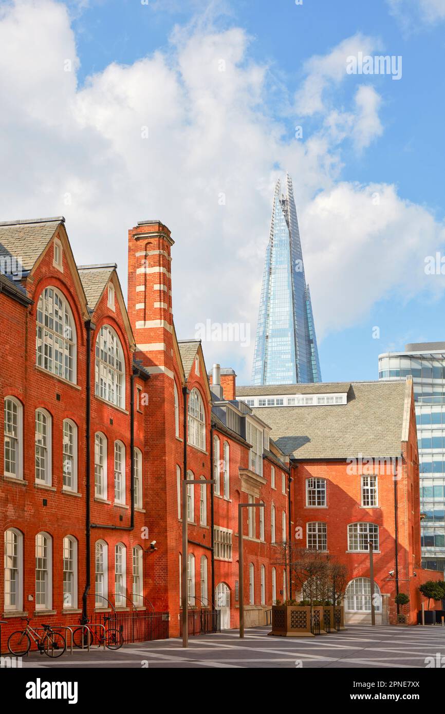 L'hotel di lusso in architettura vittoriana 'Lalit London' con la Shard Tower sullo sfondo, Southwark, Londra, Regno Unito. Foto Stock