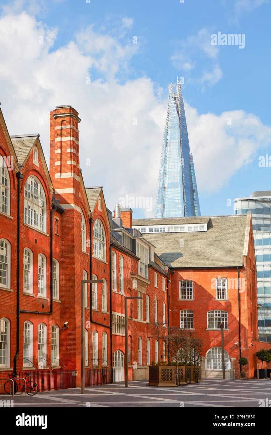 L'hotel di lusso in architettura vittoriana 'Lalit London' con l'edificio Shard sullo sfondo, Southwark, Londra, Regno Unito. Foto Stock