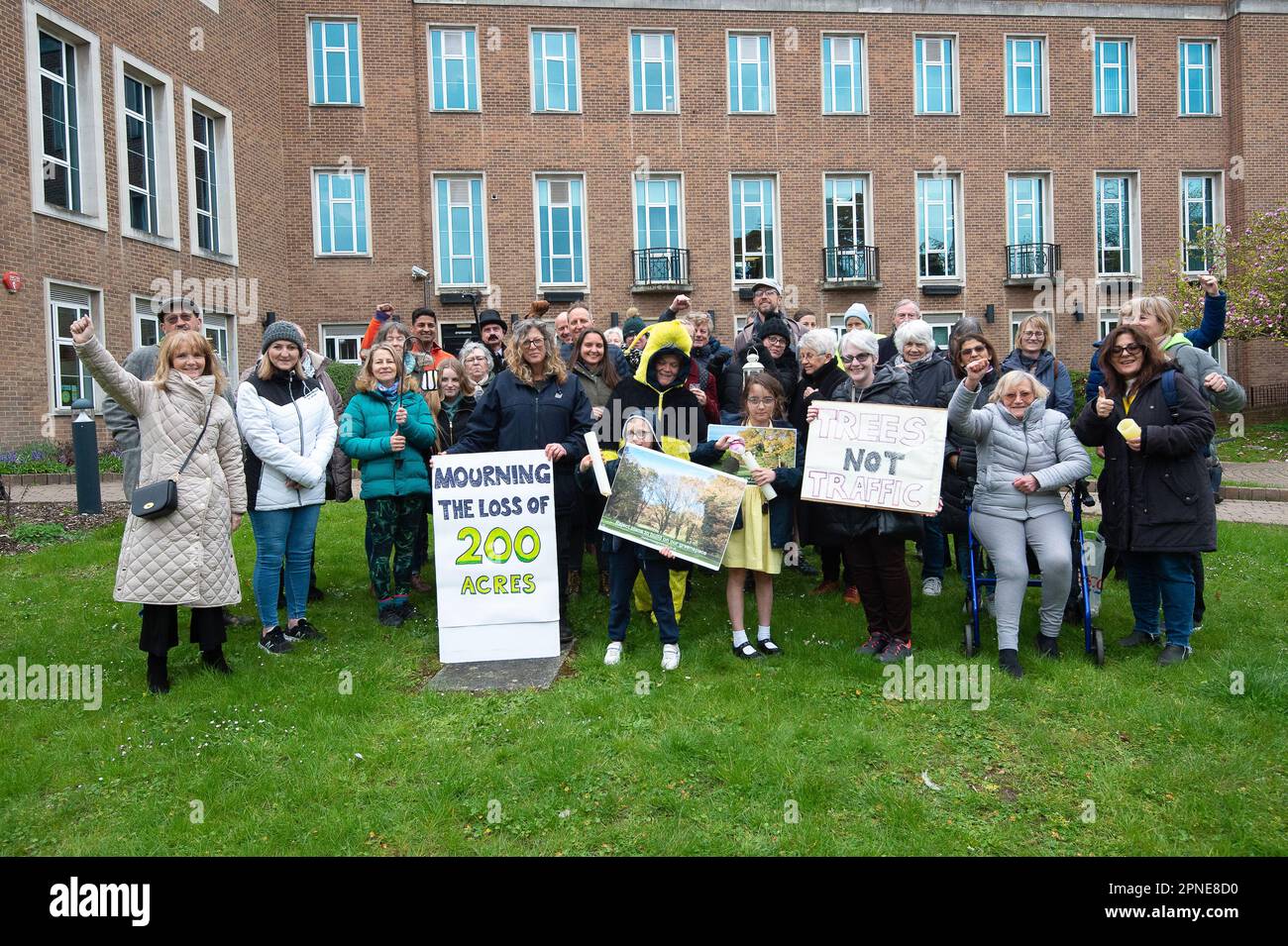 Maidenhead, Berkshire, Regno Unito. 18th aprile 2023. La gente del posto ha tenuto una veglia al di fuori del Municipio di Maidenhead questa sera per piangere la perdita di 200 acri di terra verde al Maidenhead Golf Club. La terra, parte della circoscrizione di Theresa May MP, è stata lasciata alla popolazione di Maidenhead da Lord Grenville e non dovrebbe essere sviluppata, tuttavia, Cala Homes prevede di costruire 1.800 case sul sito distruggendo alberi e habitat naturali. Nonostante la terra sia la cintura verde, è stata inclusa nel piano locale di sviluppo del comune di Borough. Credit: Maureen McLean/Alamy Live News Foto Stock