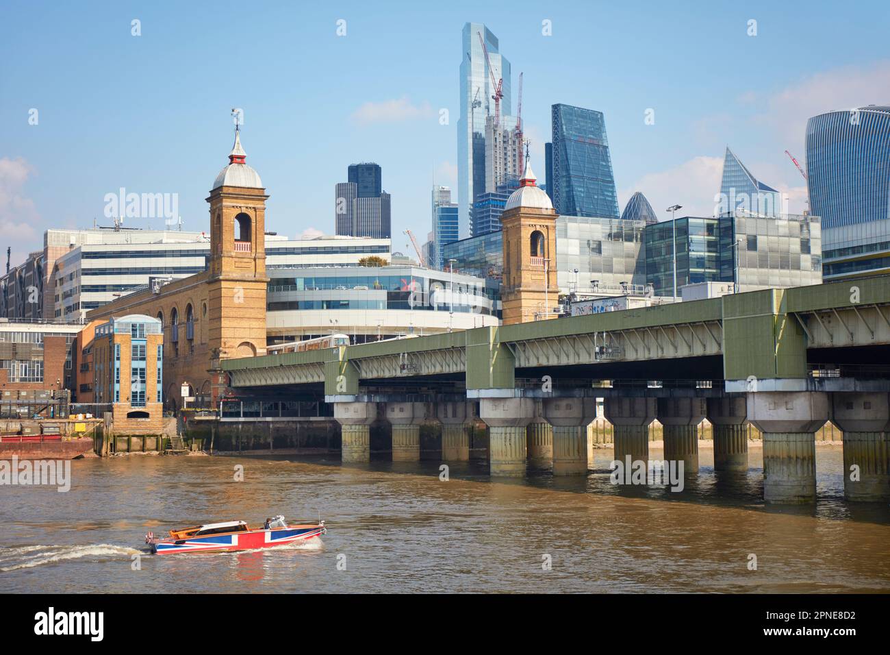 Una barca con la bandiera della Gran Bretagna che passa dal Southwark Bridge e dal Walbrook Wharf, Londra, Regno Unito. Foto Stock