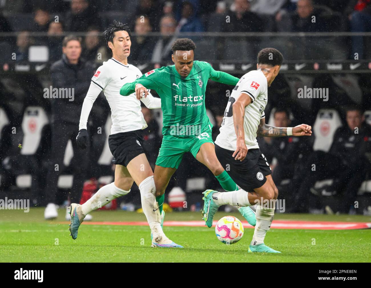 NESSUNA VENDITA IN GIAPPONE! Da sinistra a destra Daichi KAMADA (F), Nathan N GOUMOU (NGOUMOU) (MG), TUTA (F) azione, duelli, calcio 1st Bundesliga, 28th matchday, Eintracht Frankfurt (F) - Borussia Monchengladbach (MG) 1:1, il 15 aprile 2023 a Francoforte/Germania. Le normative #DFL vietano qualsiasi uso di fotografie come sequenze di immagini e/o quasi-video # NESSUNA VENDITA IN GIAPPONE! Foto Stock