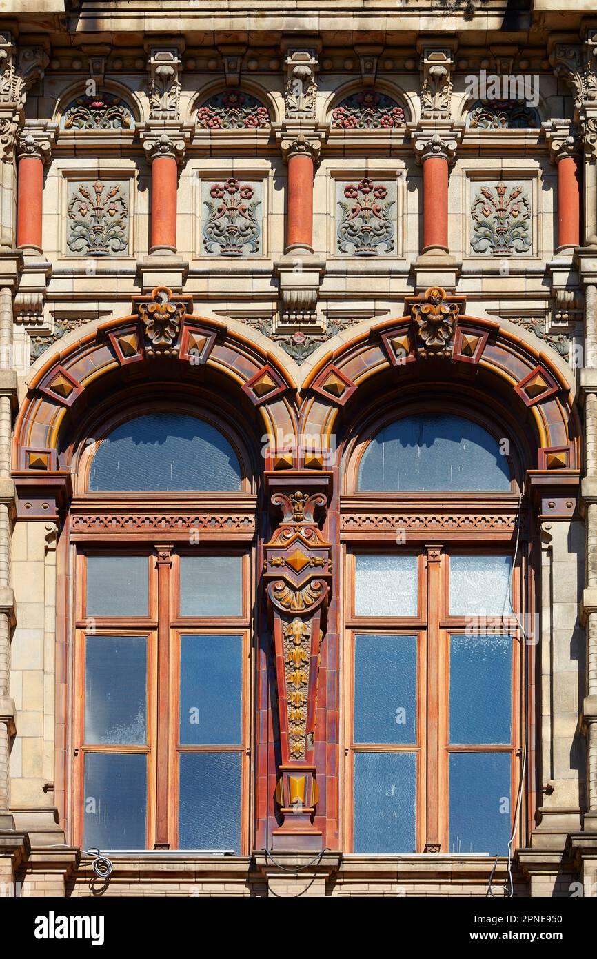 Un particolare di finestre sulla facciata principale del 'Palacio de Aguas Corrientes' in stile architettonico francese rinascimentale, Balvanera, Buenos Aires, argen Foto Stock
