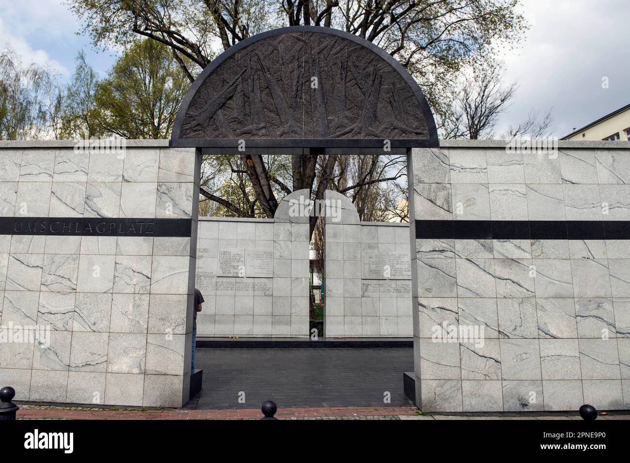 Il Muro del Monumento Umschlagplatz a Varsavia era l'ex cantiere di carico, dove dai 1942 ai 1943 tedeschi trasportarono ebrei dal Ghetto di Varsavia ai campi di sterminio. Quest'anno, il 19 aprile, il mondo celebrerà il 80th° anniversario della rivolta del Ghetto di Varsavia, la prima rivolta metropolitana su larga scala nell'Europa occupata dai nazisti. L'rivolta divenne un simbolo eterno della resistenza degli ebrei polacchi contro l'Olocausto. Tra i 1942 e i 1943 tedeschi trasportarono oltre 300.000 ebrei dal Ghetto di Varsavia al campo di sterminio di Treblinka e altri campi. Un giorno prima delle cerimonie ufficiali, il principale s Foto Stock